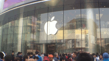 Beijing Apple Store Opens in Wangfujing