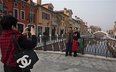 florentia village bridge