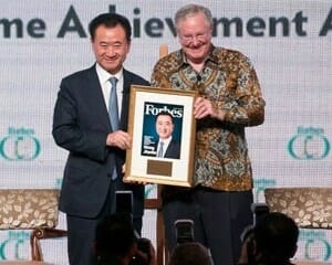 Wang Jianlin takes time off from bubble talk to accept Forbes' Lifetime Achievement Award 