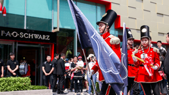 2019-05-30 FAO Schwarz image soldiers