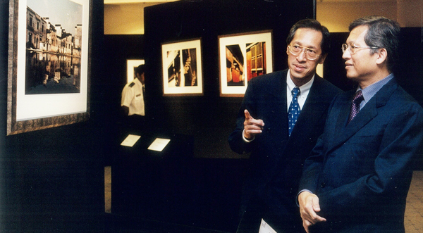 Kwek Leng Joo (left) and Kwek Leng Beng (right) in 2002