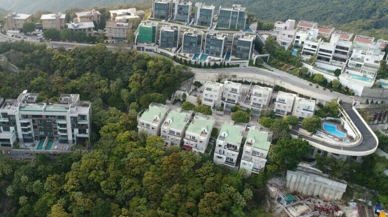 A mainlander leased a five-bedroom house at King’s Court on The Peak for HK$210,000 a month