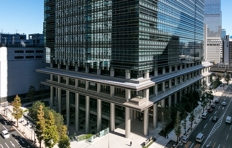 ゆうちょ銀行は東京の大手町プレイス ウエストタワーに本店を置いています。